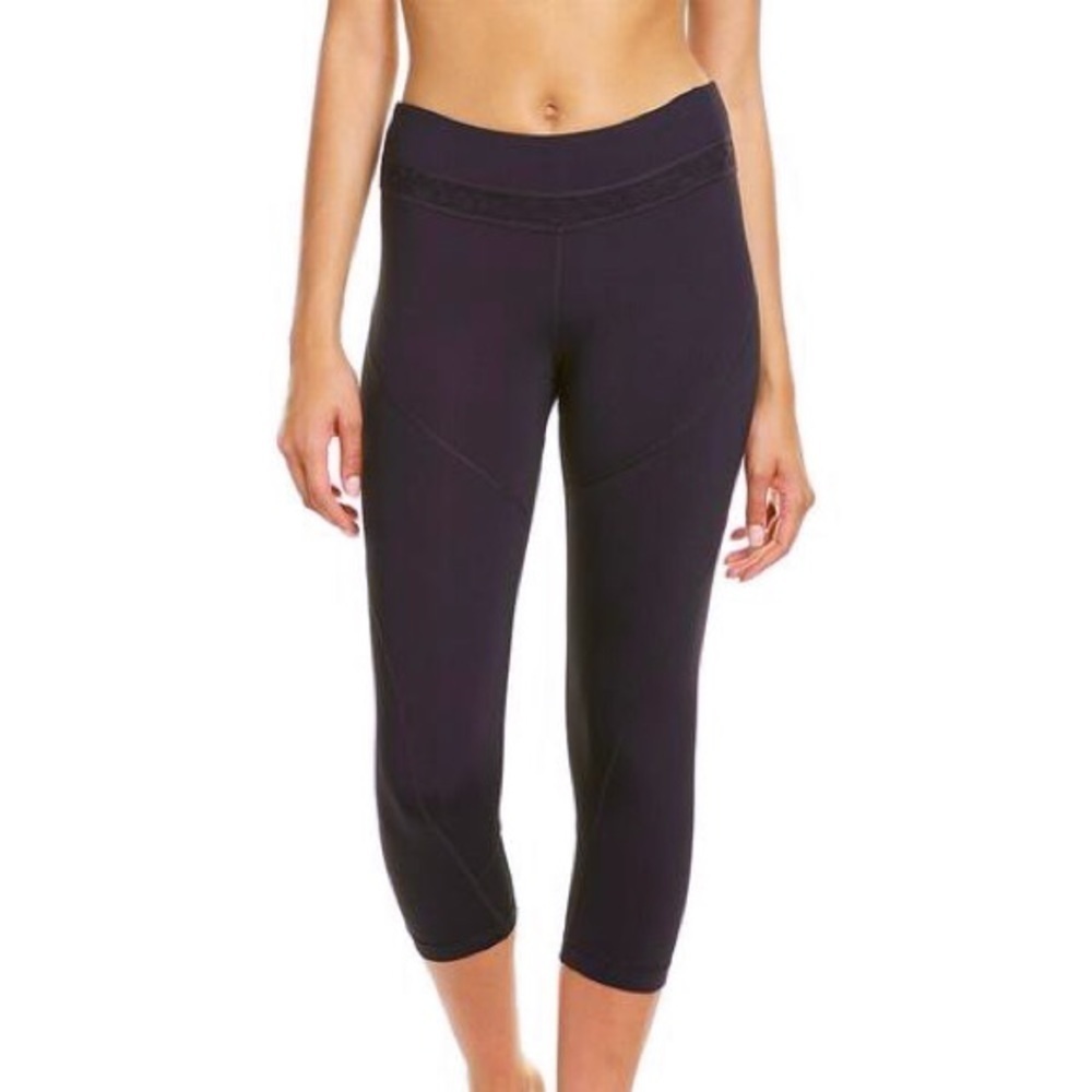 3/$25 🙌🏼 Vimmia Patience Capri Purple Crop Leggings M